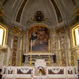 Sull�altare maggiore campeggia una raffigurazione della Vergine Maria